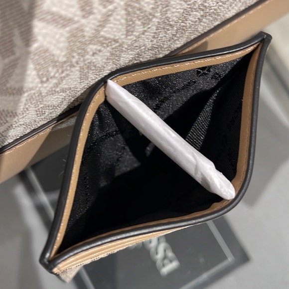 MICHAEL KORS MENS
Cooper Graphic Logo Tall Card Case
36S3LCOD2B
Yellow 
NWT - Picture 12 of 16